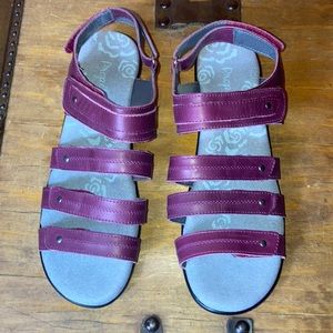 Propet Aurora leathers sandals